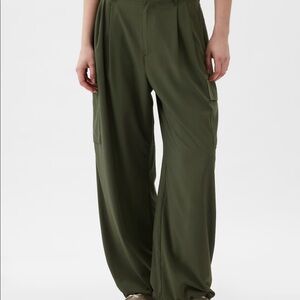 Women’s Gapfit, dark green. Soft, stretch woven lightweight trousers. Size XS